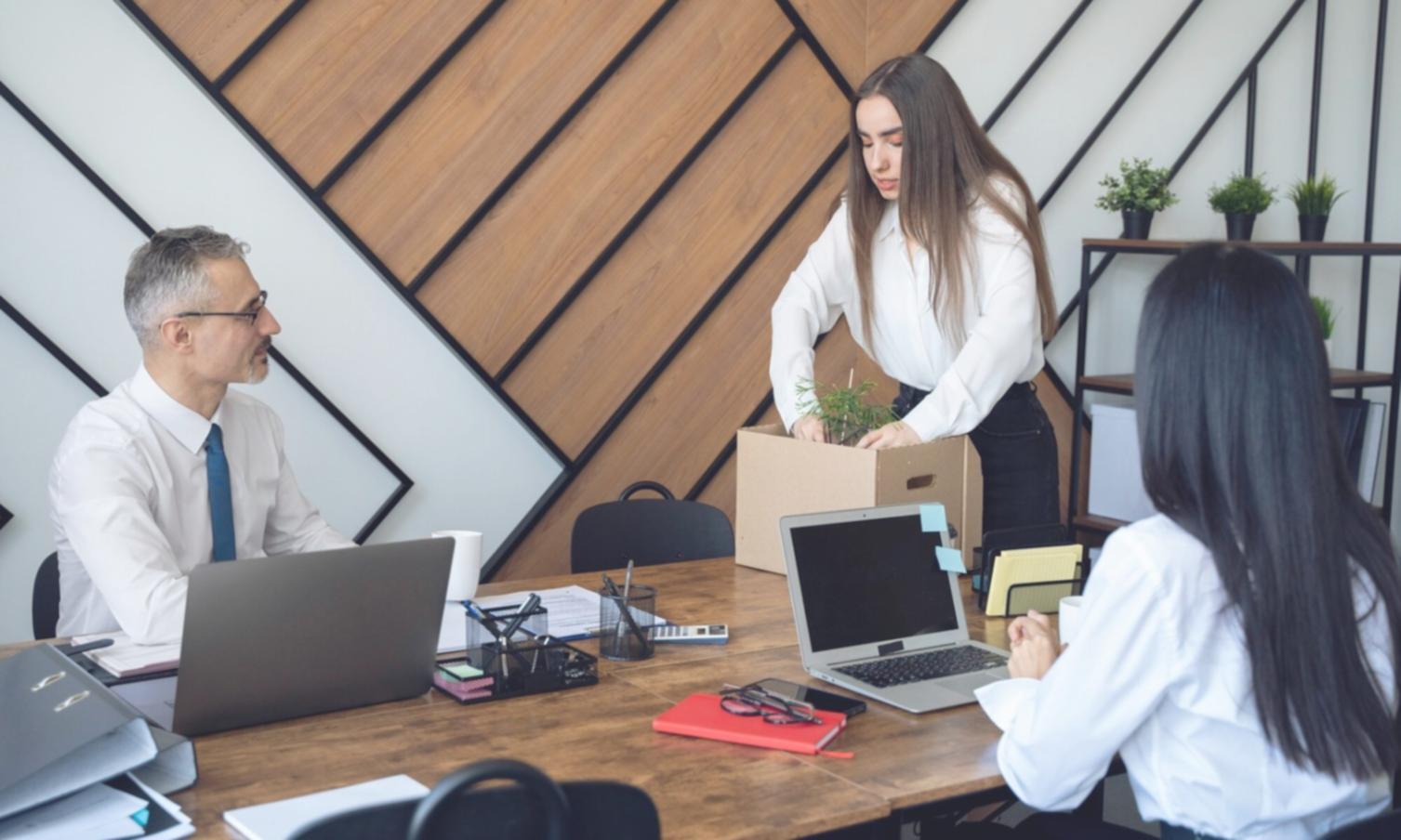 Gruppe von Lernenden bei kollaborativer Arbeit an Finanzprojekten